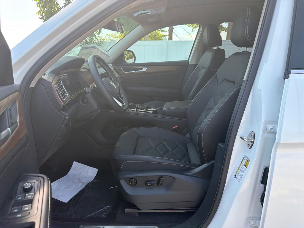 Used 2026 White/off-white Volkswagen SE w/Technology image 10