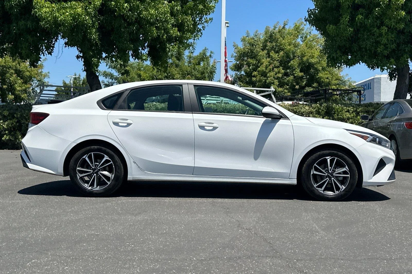 Used 2023 Snow White Pearl Kia LXS image 3