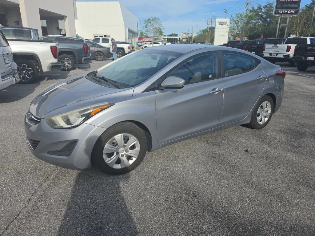 Used 2016 Gray Hyundai SE image 3