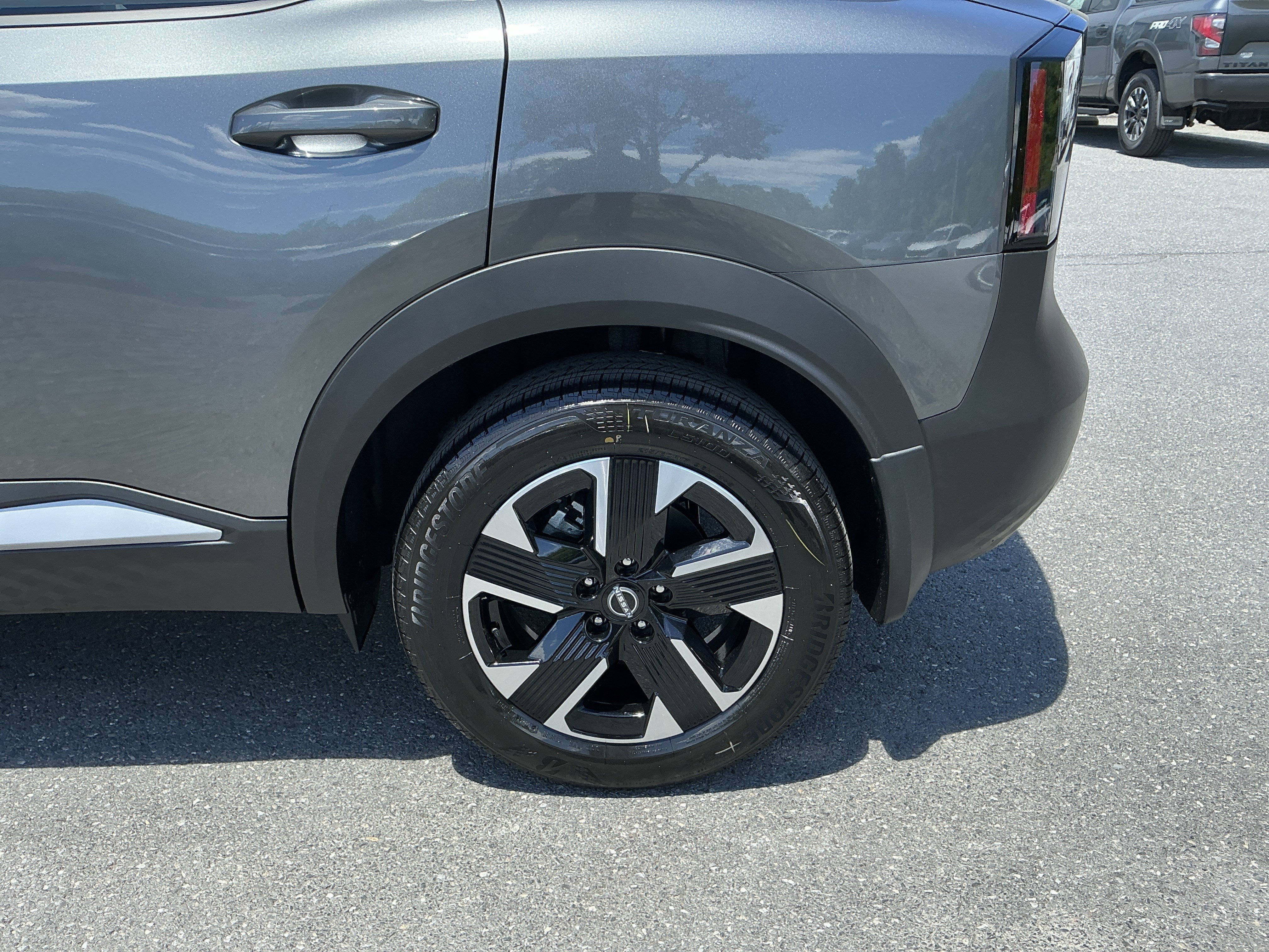 New 2026 Gun Metallic / Scarlet Ember Tintcoat Two-tone Nissan SV image 6