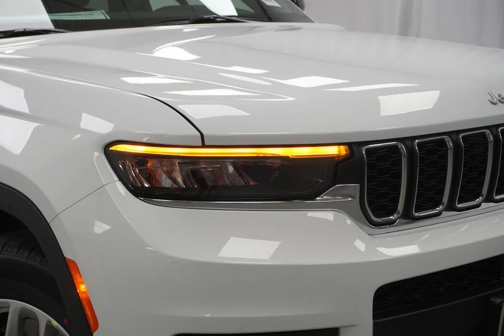 New 2026 Bright White Clear-Coat Exterior Paint Jeep Laredo image 5