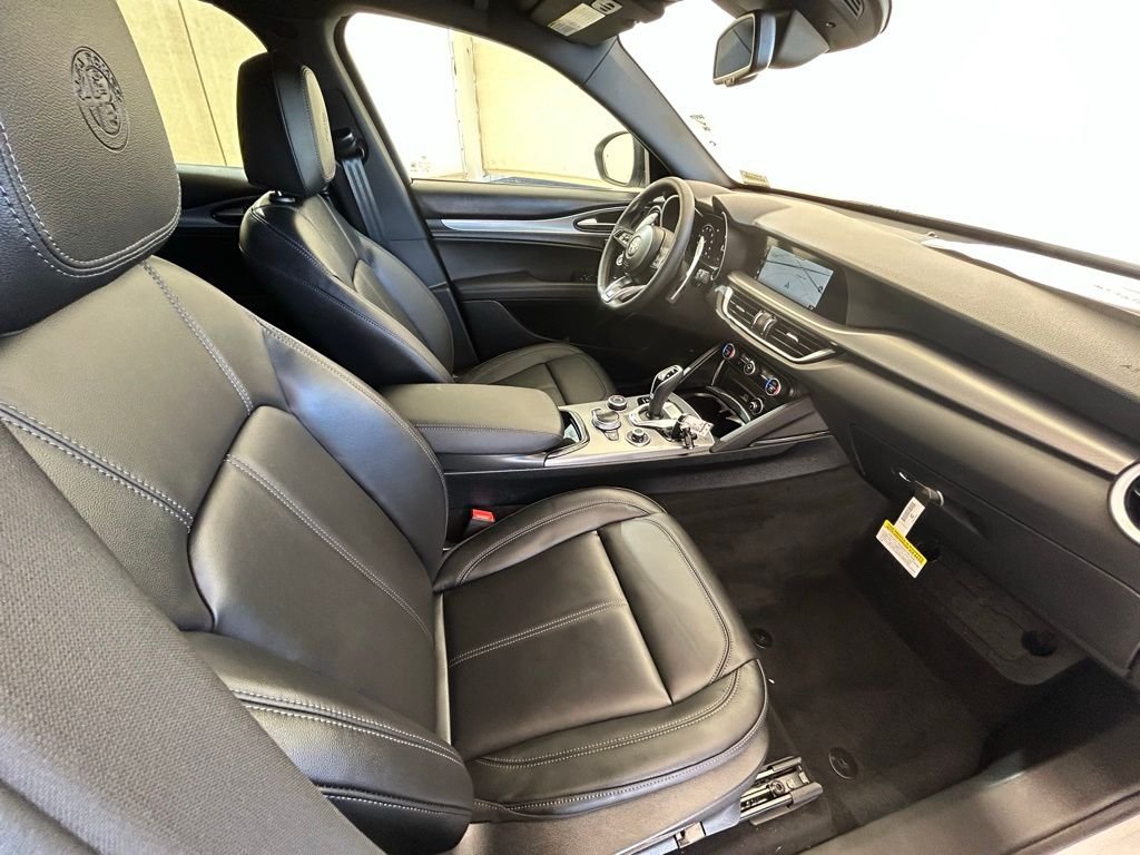 2025 Alfa Romeo Stelvio Base - Photo 18