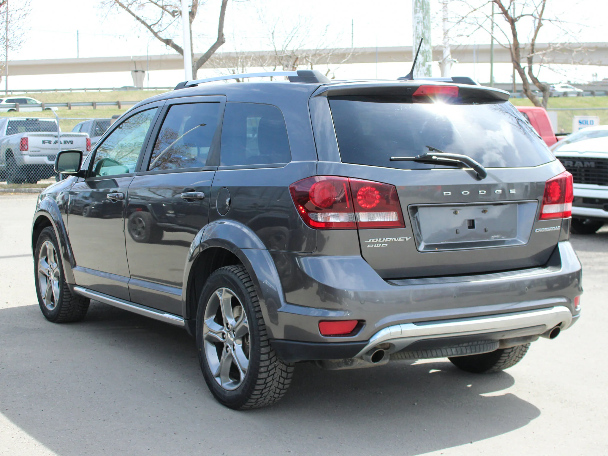 Used 2017 Grey Dodge Crossroad * No Accidents | Heated Seats | V6 | Remote Start | Alpine image 12