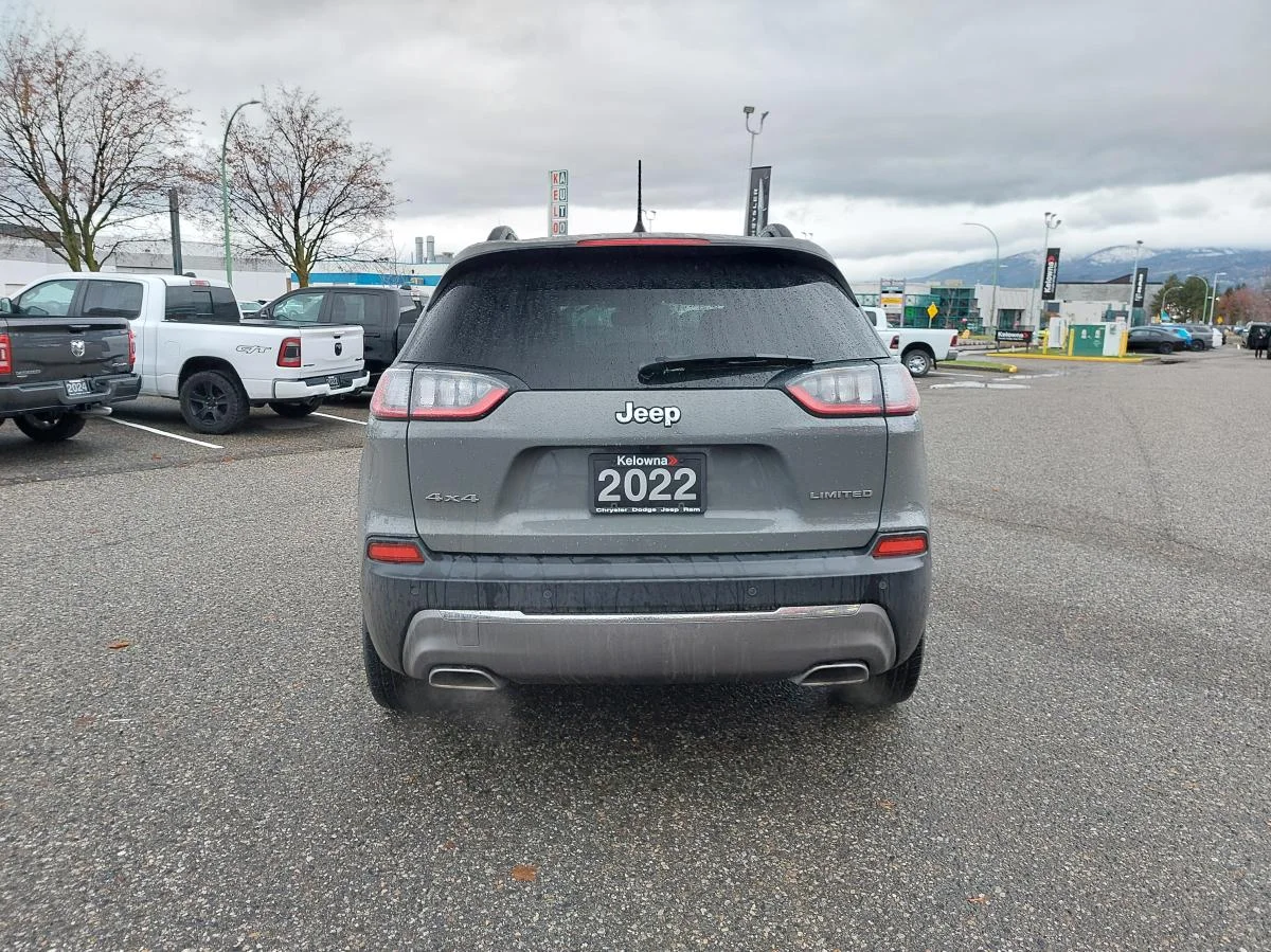 Used 2022 Grey Jeep Limited 4x4 image 7