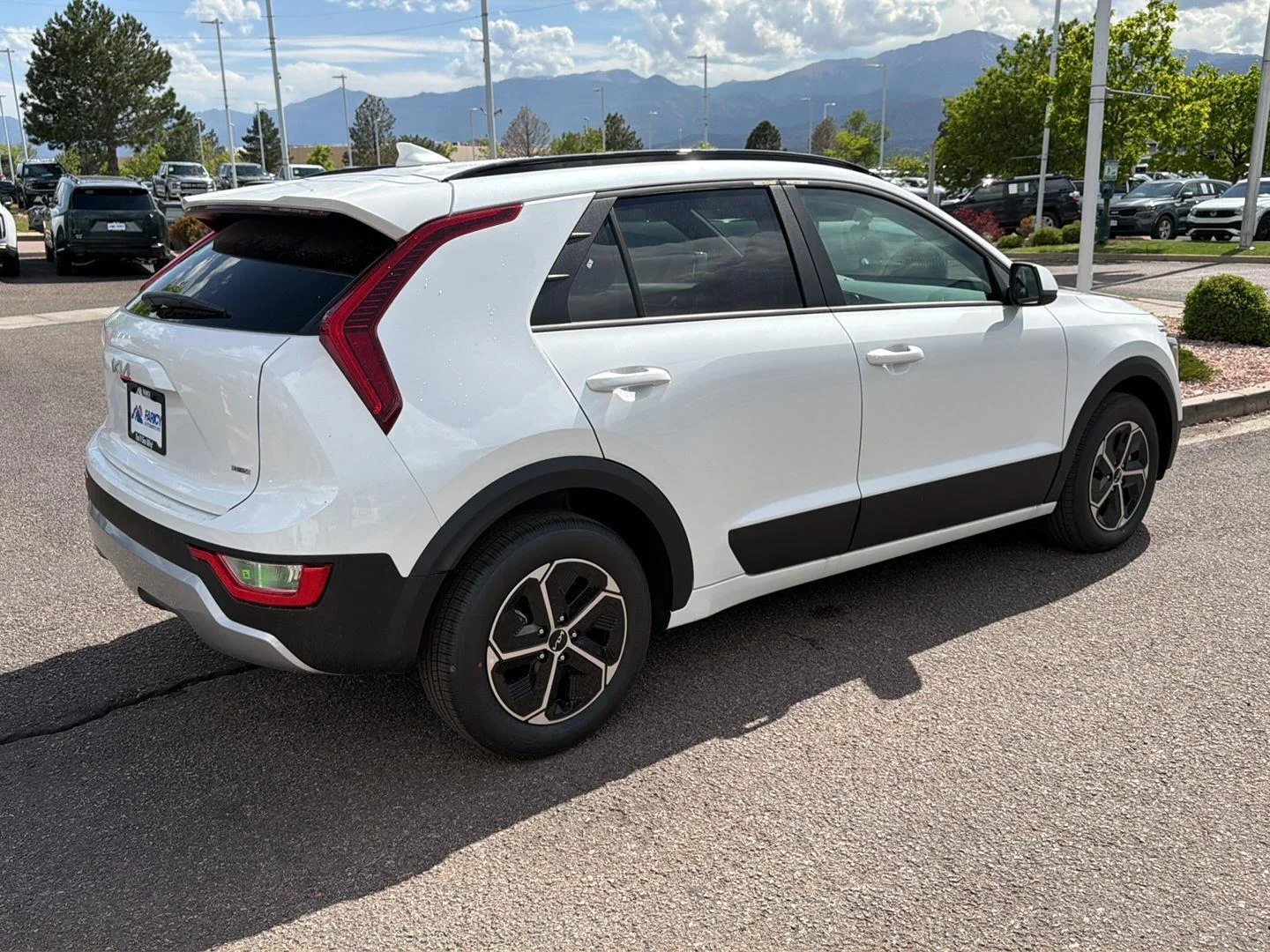 New 2026 Snow White Pearl Kia LX image 4
