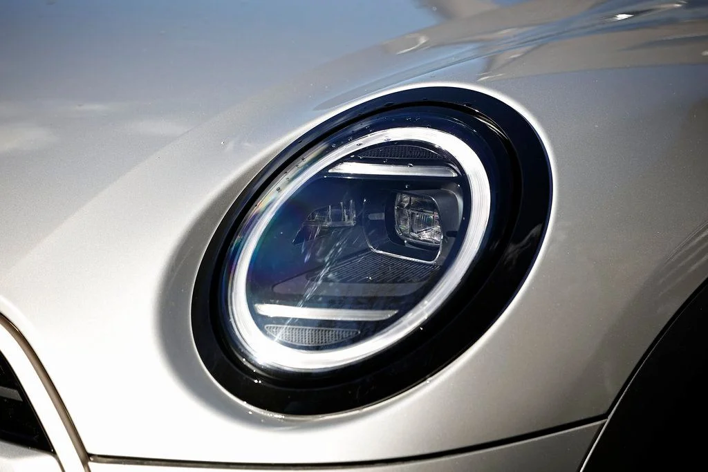 New 2026 Silver MINI Iconic image 12