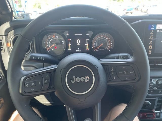 Used 2025 Granite Crystal Clearcoat Metallic Jeep Mojave image 17