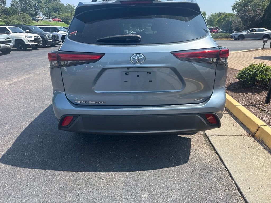Used 2022  Toyota XLE image 3
