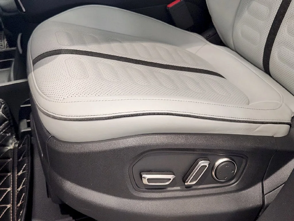 Used 2025  Rivian Adventure Dual Motor Max Pack image 22