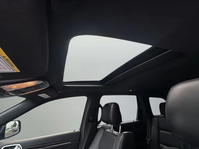 Used 2018 Silver Jeep Limited image 17