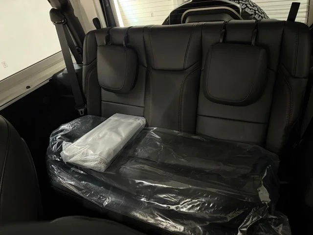 New 2025 Bright White Clear-Coat Exterior Paint Jeep Rubicon image 15