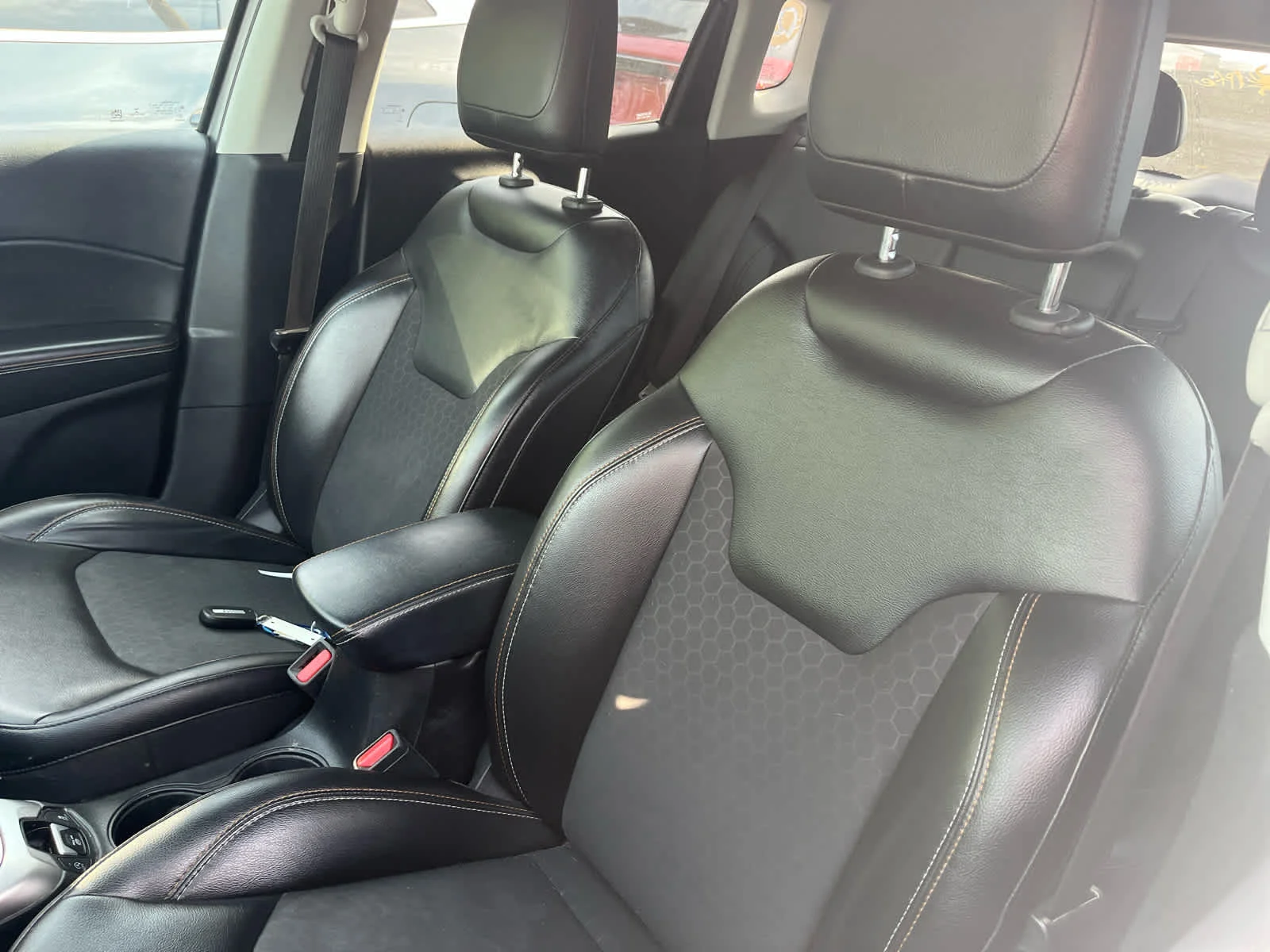 Used 2018 Billet Silver Metallic Clearcoat Jeep Latitude image 3