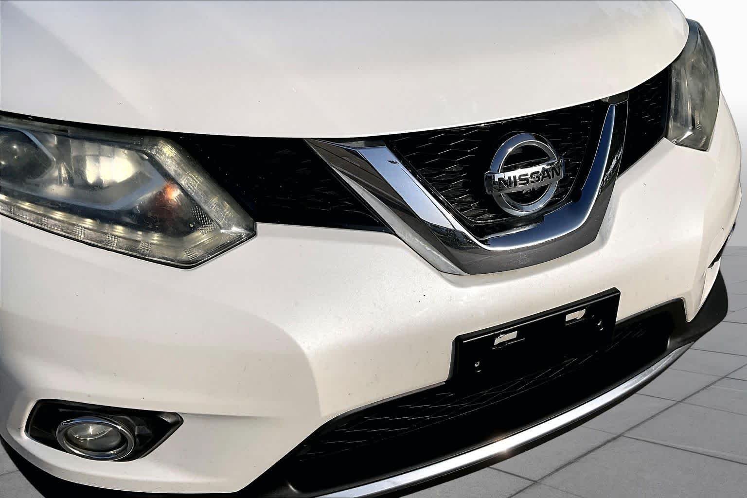 Used 2016 Pearl White Nissan SL image 29