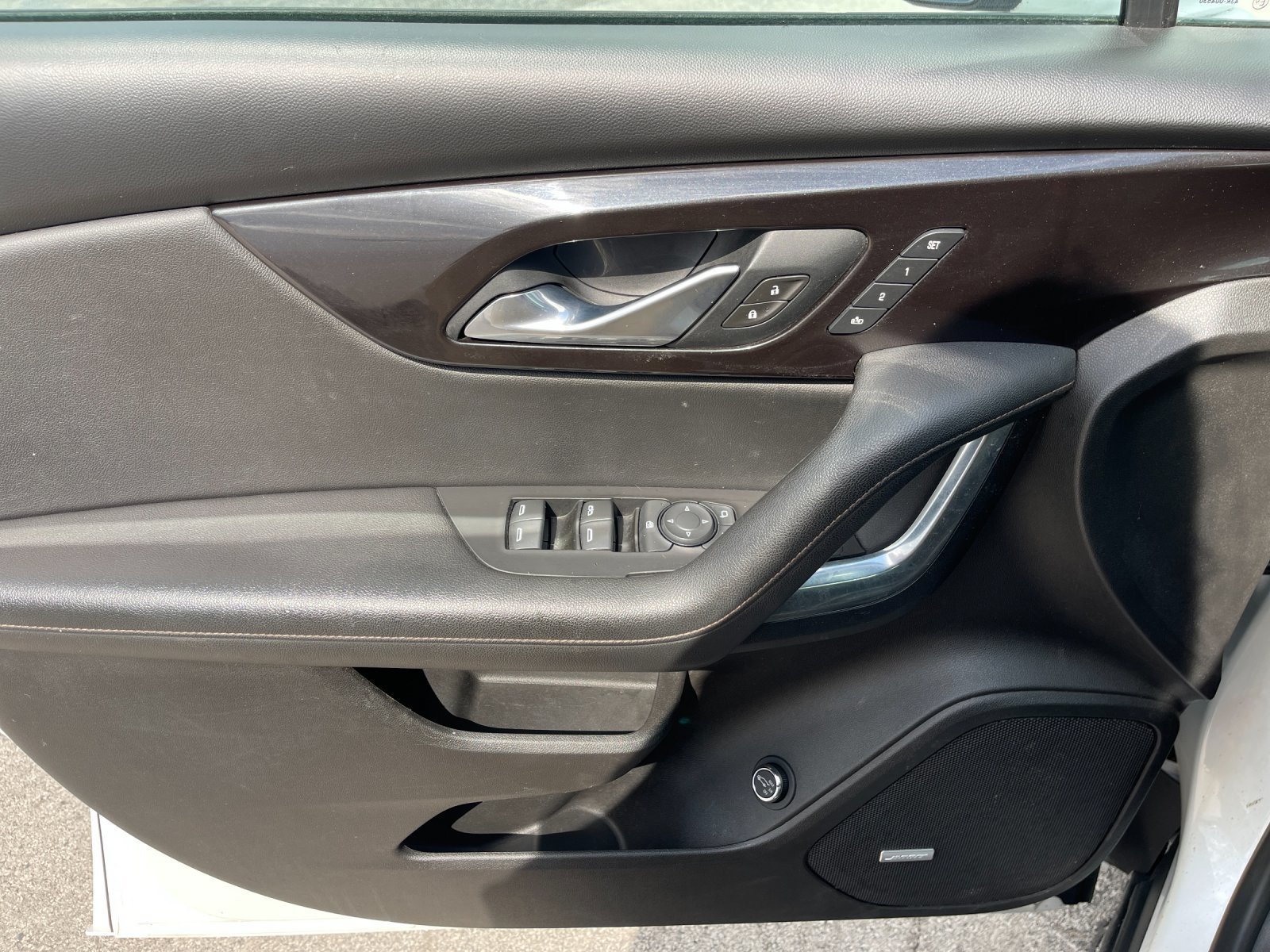Used 2021 IRIDESCENT PEARL TRICOAT Chevrolet Premier image 12