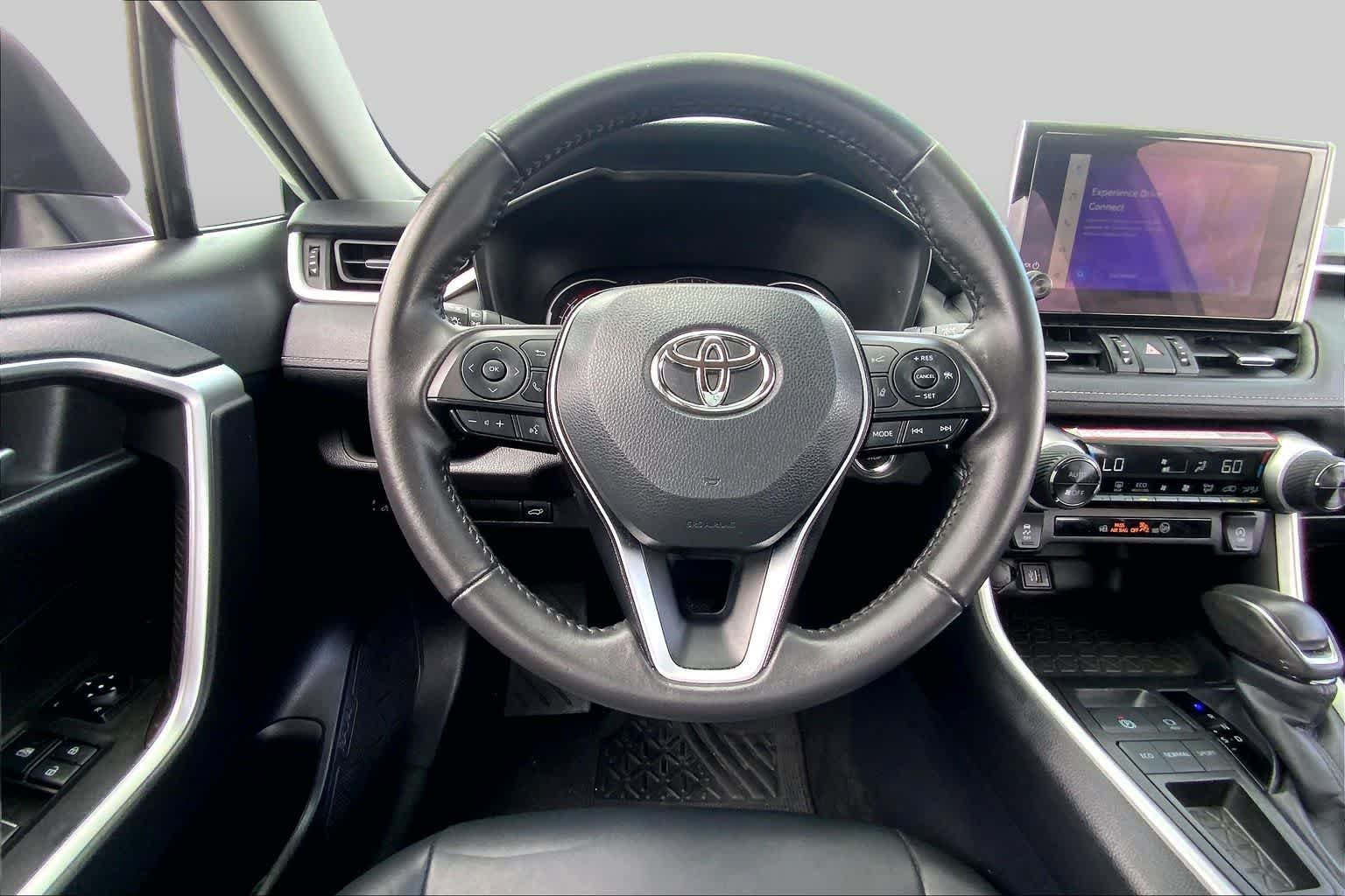 Used 2025 Wind Chill Pearl Toyota XLE Premium image 6