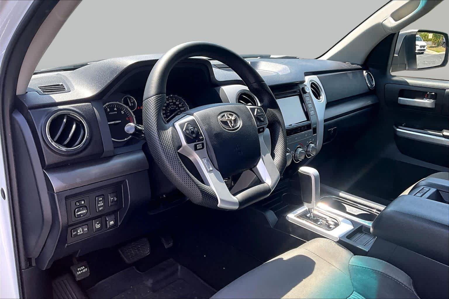 Used 2017 Super White Toyota SR5 image 17