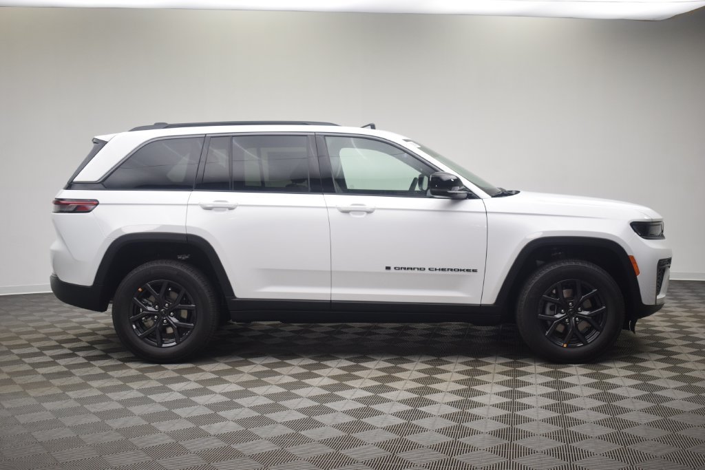 New 2027 Bright White Clear-Coat Paint Jeep Altitude image 4