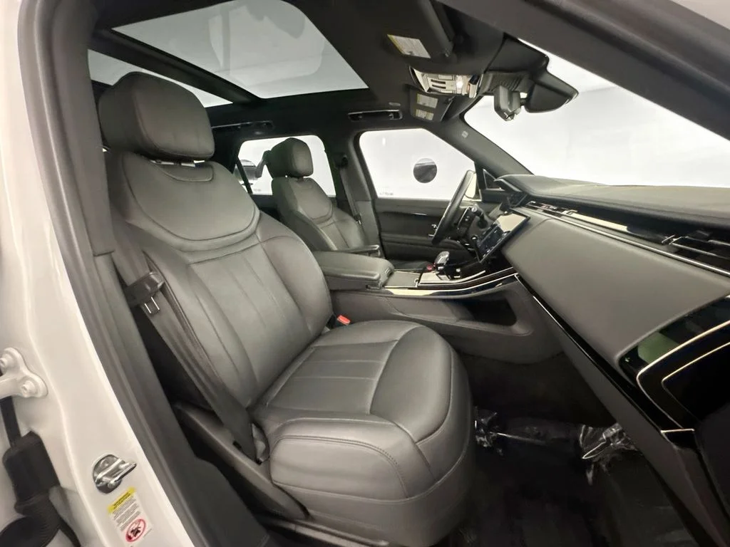 Used 2024 White Land Rover Dynamic SE image 29