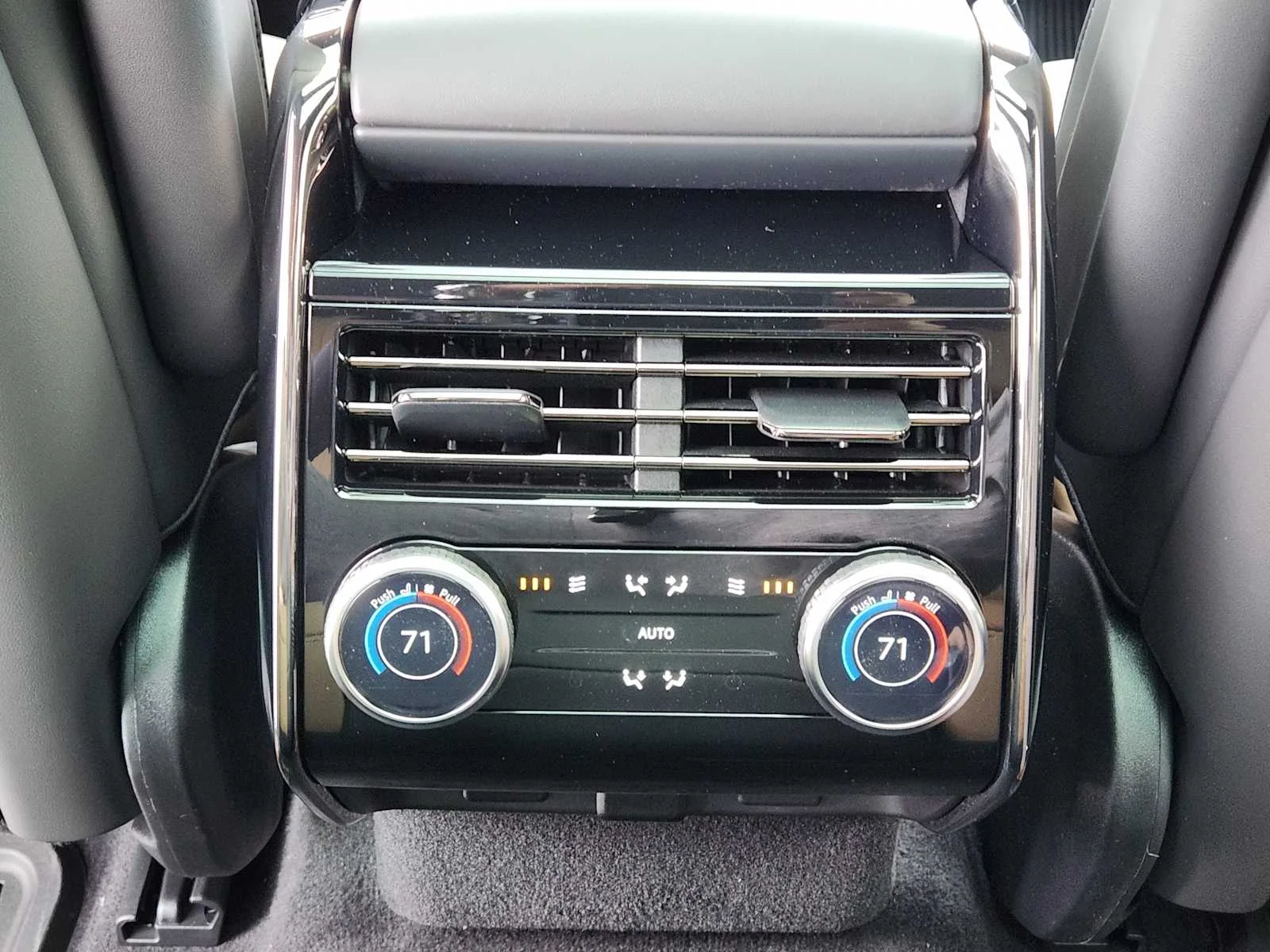 New 2026 Carpathian Grey LAND ROVER Dynamic SE image 30