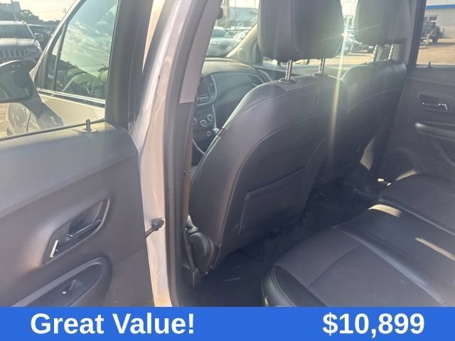 Used 2018 SILVER ICE METALLIC Chevrolet LT image 28