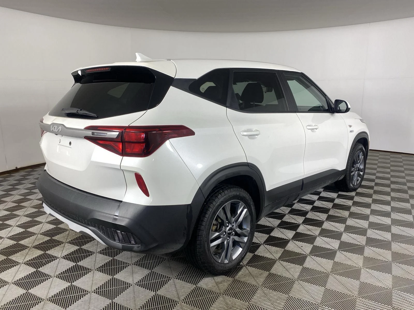 Used 2022 Snow White Pearl Kia LX image 22
