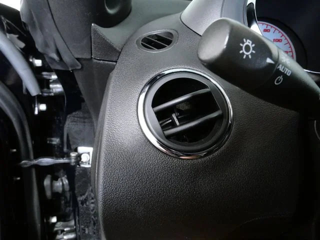 Used 2006 Black Pontiac Base image 25