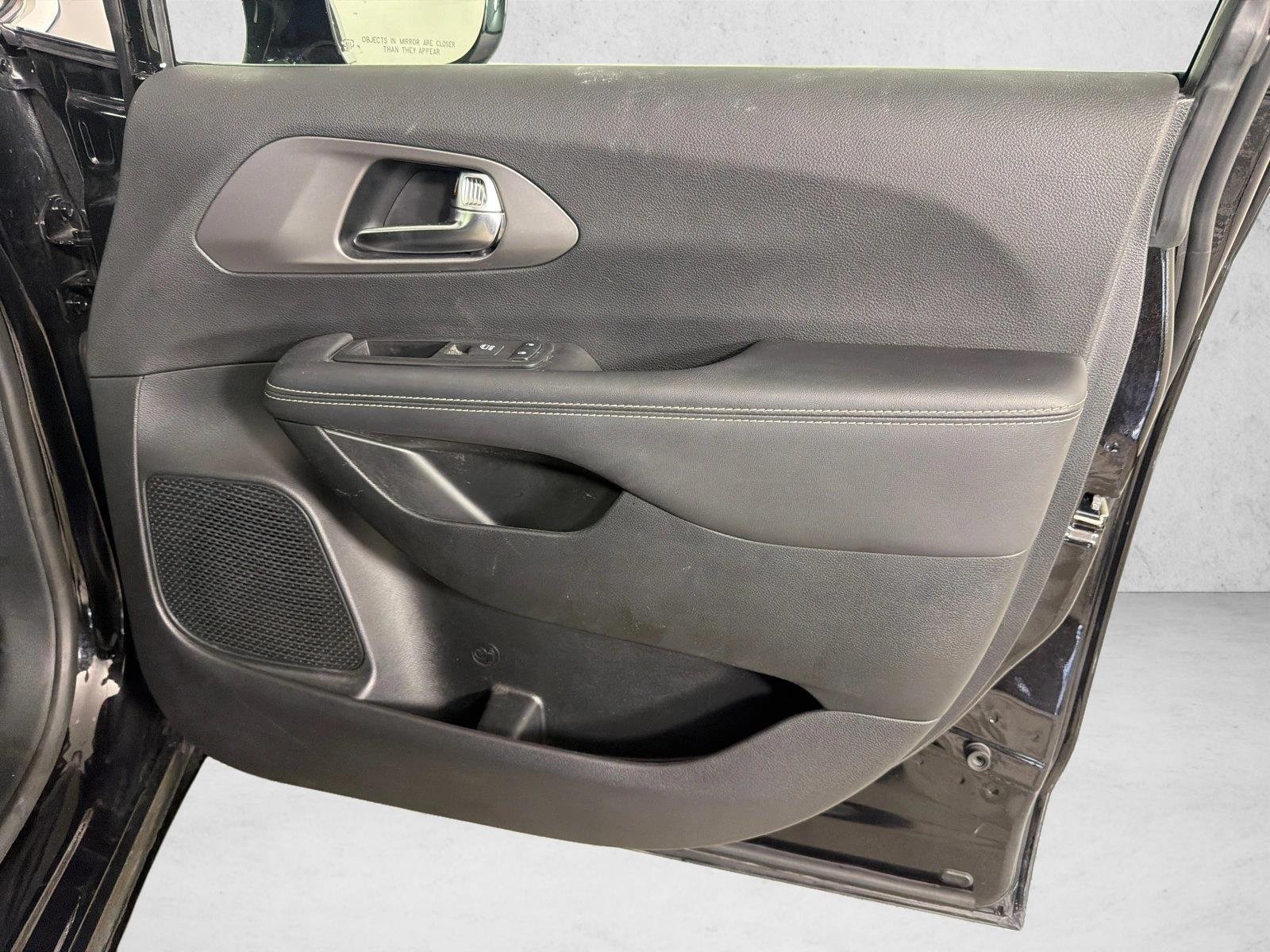 Used 2025 Diamond Black Crystal Pearlcoat Chrysler Select image 14