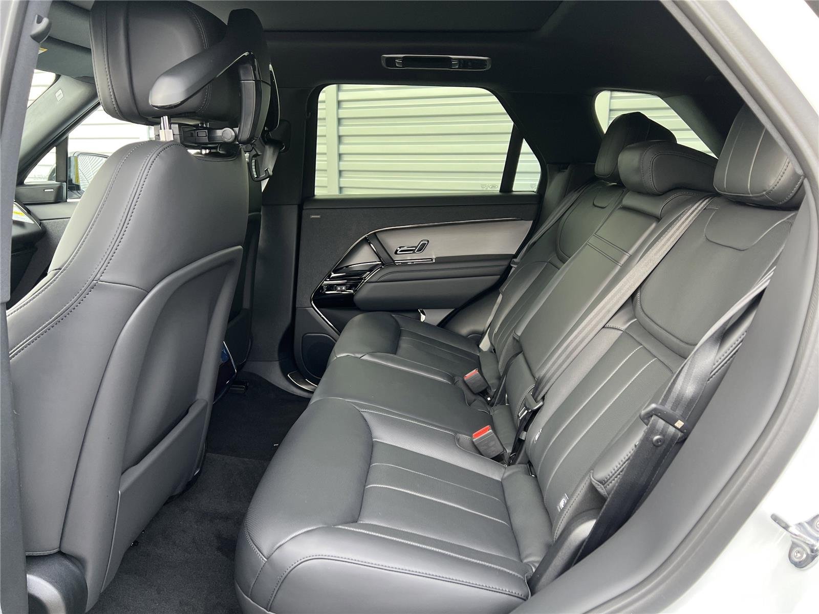 New 2026 Fuji White Land Rover Dynamic SE image 8