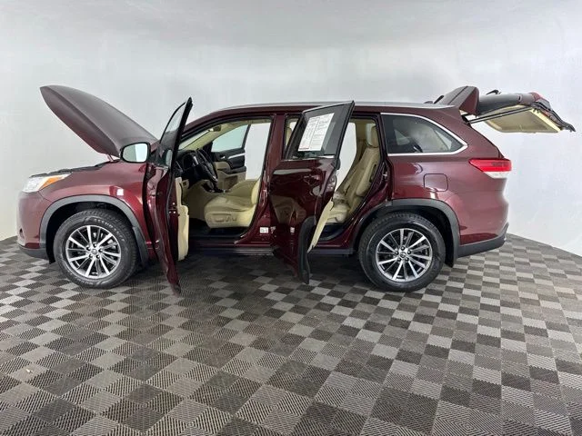 Used 2018 Red Toyota XLE image 10
