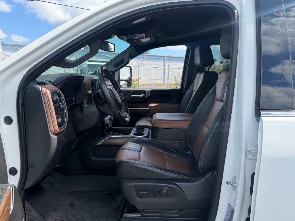 Used 2023 White Chevrolet High Country image 9