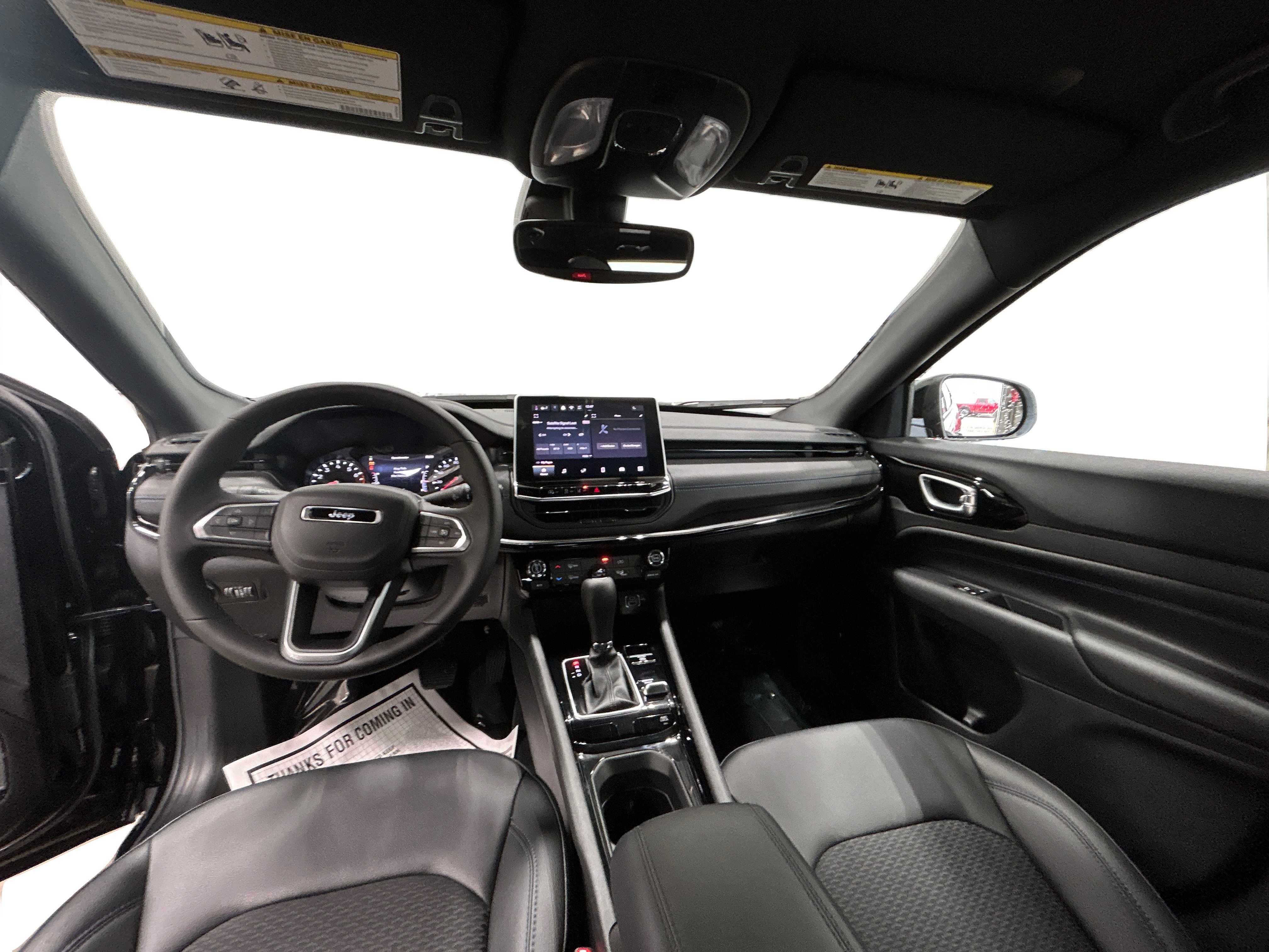 New 2026 Diamond Black Crystal Pearl-Coat Exterior Paint Jeep Latitude image 19