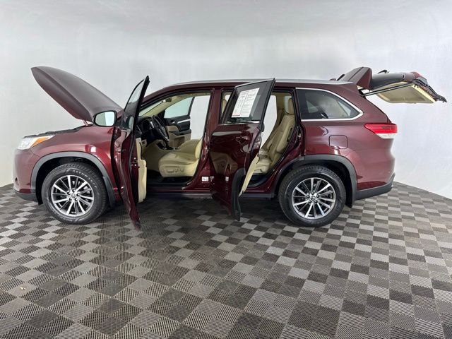 Used 2018 Red Toyota XLE image 10