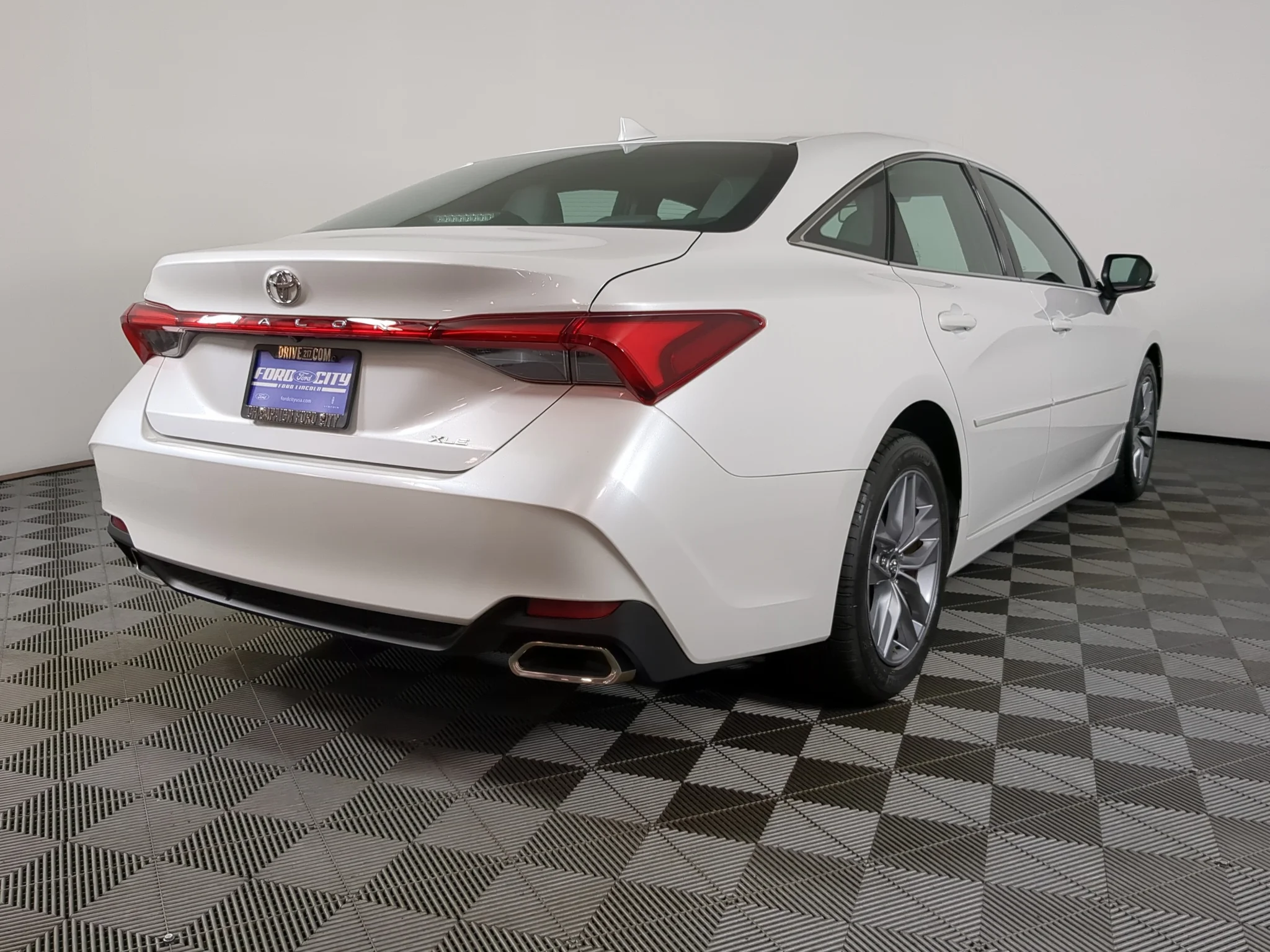 Used 2019 Wind Chill Pearl Toyota XLE image 10