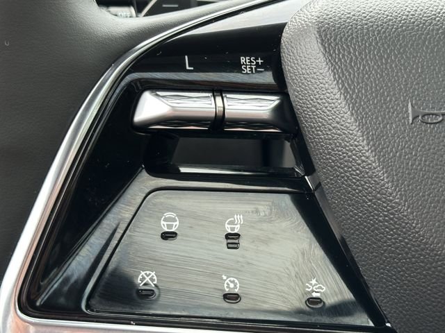 Used 2025 White Cadillac Sport image 22