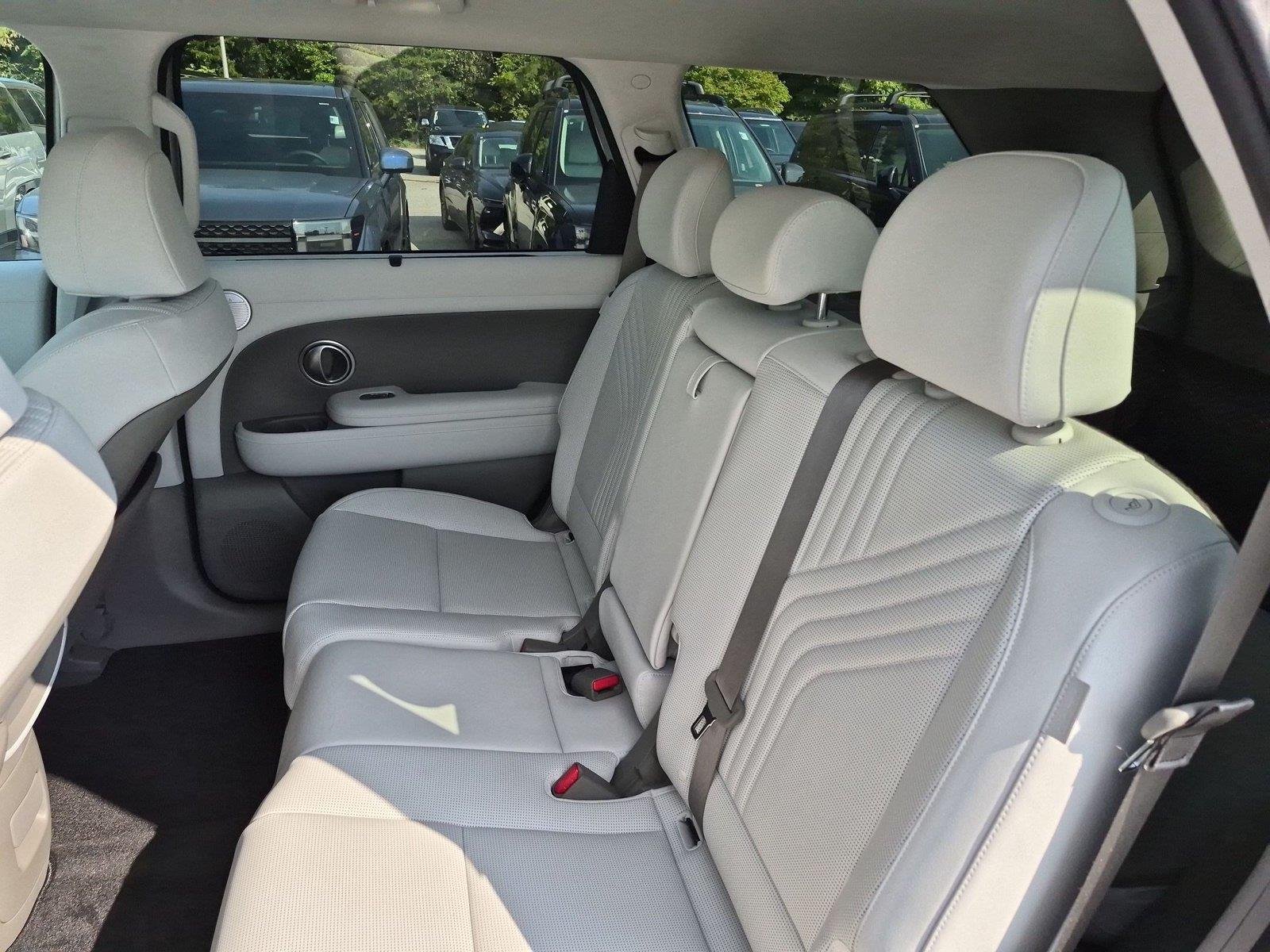 Used 2026 Typhoon Silver Metallic Hyundai SEL 8P image 32