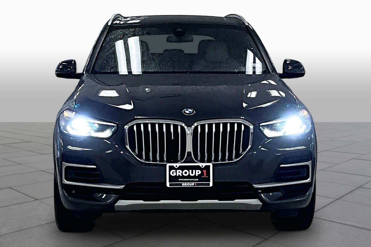 Used 2022 Dark Graphite Metallic BMW sDrive40i image 3