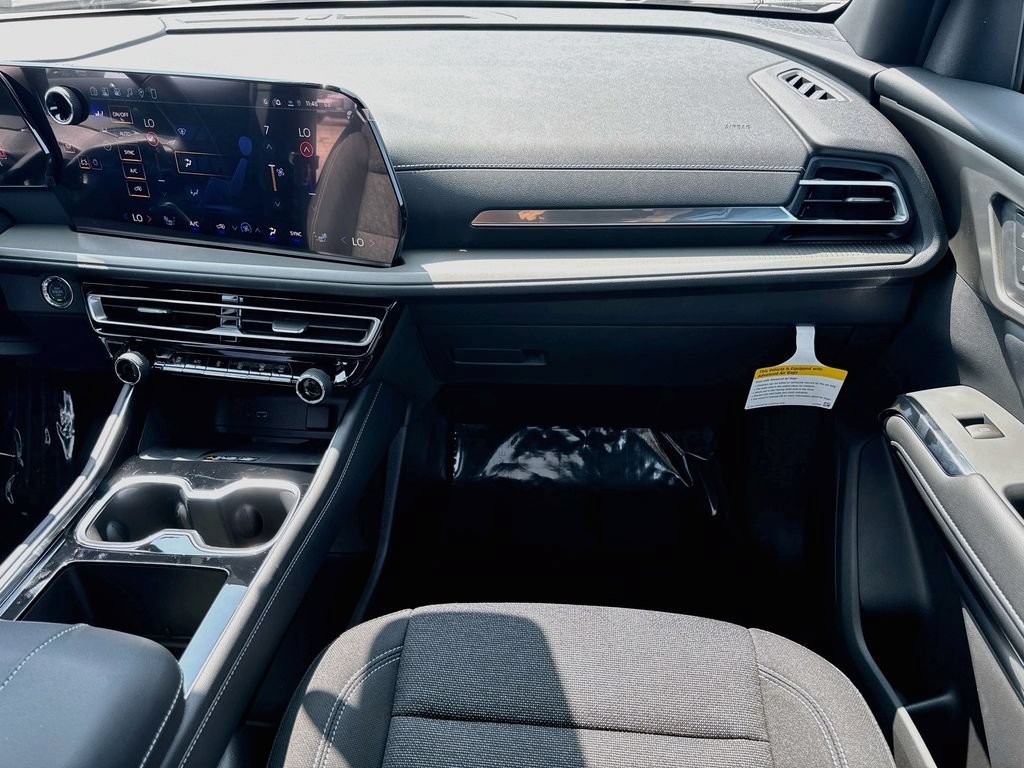 New 2027 Polar White Tricoat Chevrolet LT image 25
