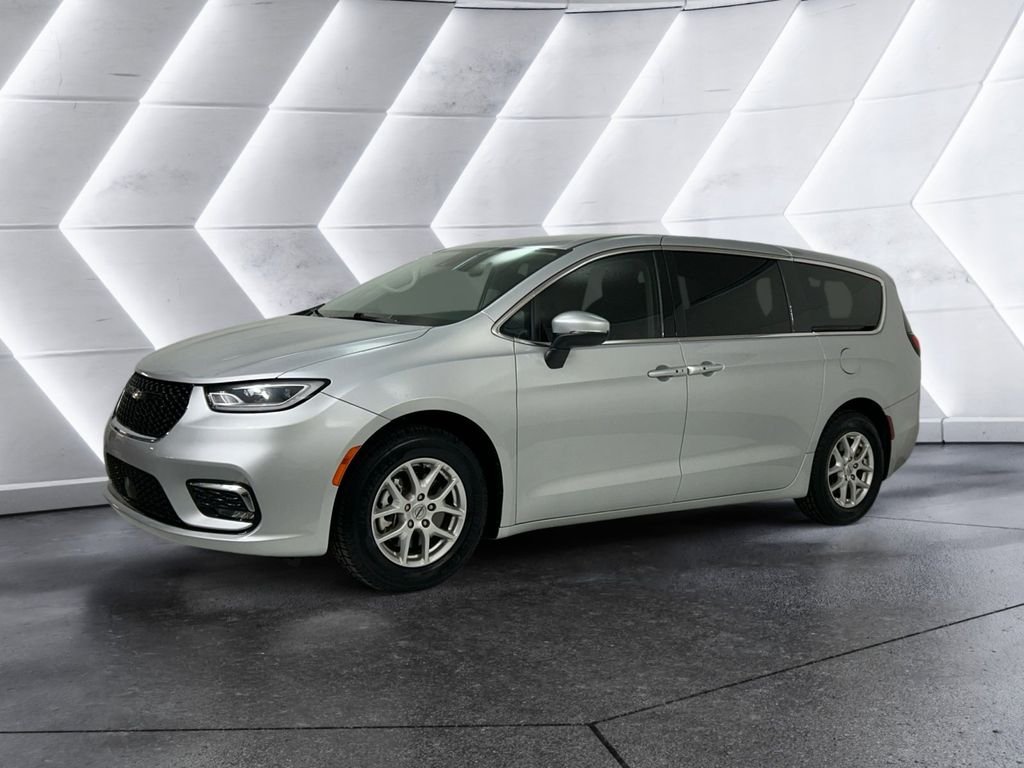 Used 2023 Silver Chrysler Touring L image 3
