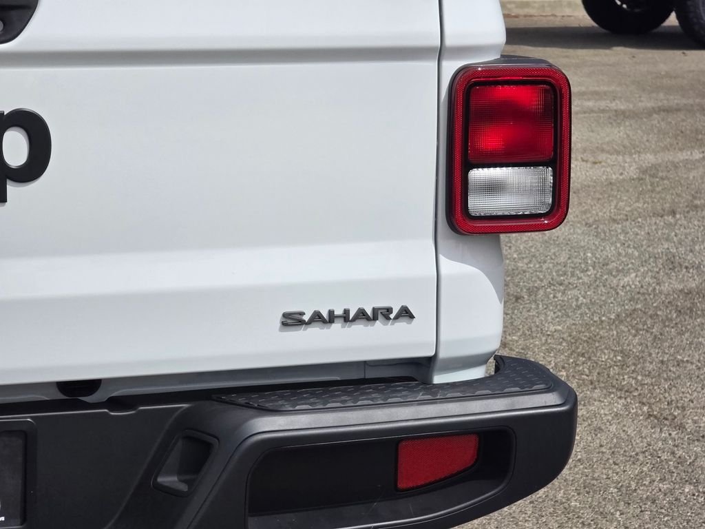 New 2026 Bright White Clear-Coat Exterior Paint Jeep Sahara image 6