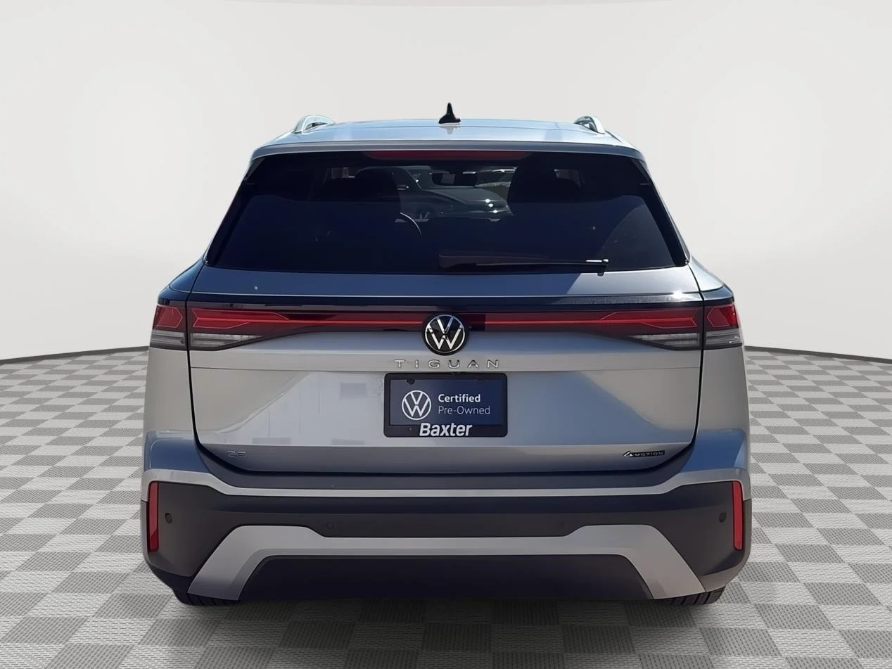 Certified Used 2025 Pyrite Silver Metallic Volkswagen SE image 5