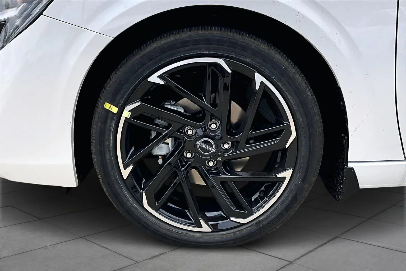 New 2026 Aspen White TriCoat / Super Black Two-tone Nissan SR image 9