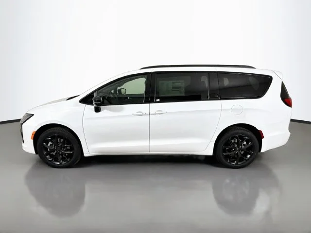 New 2027 White/off-white Chrysler Limited image 4