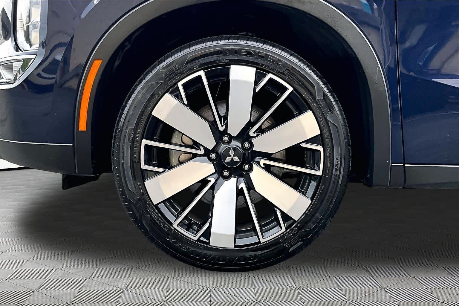 Used 2025 Cosmic Blue Metallic Mitsubishi SE image 11