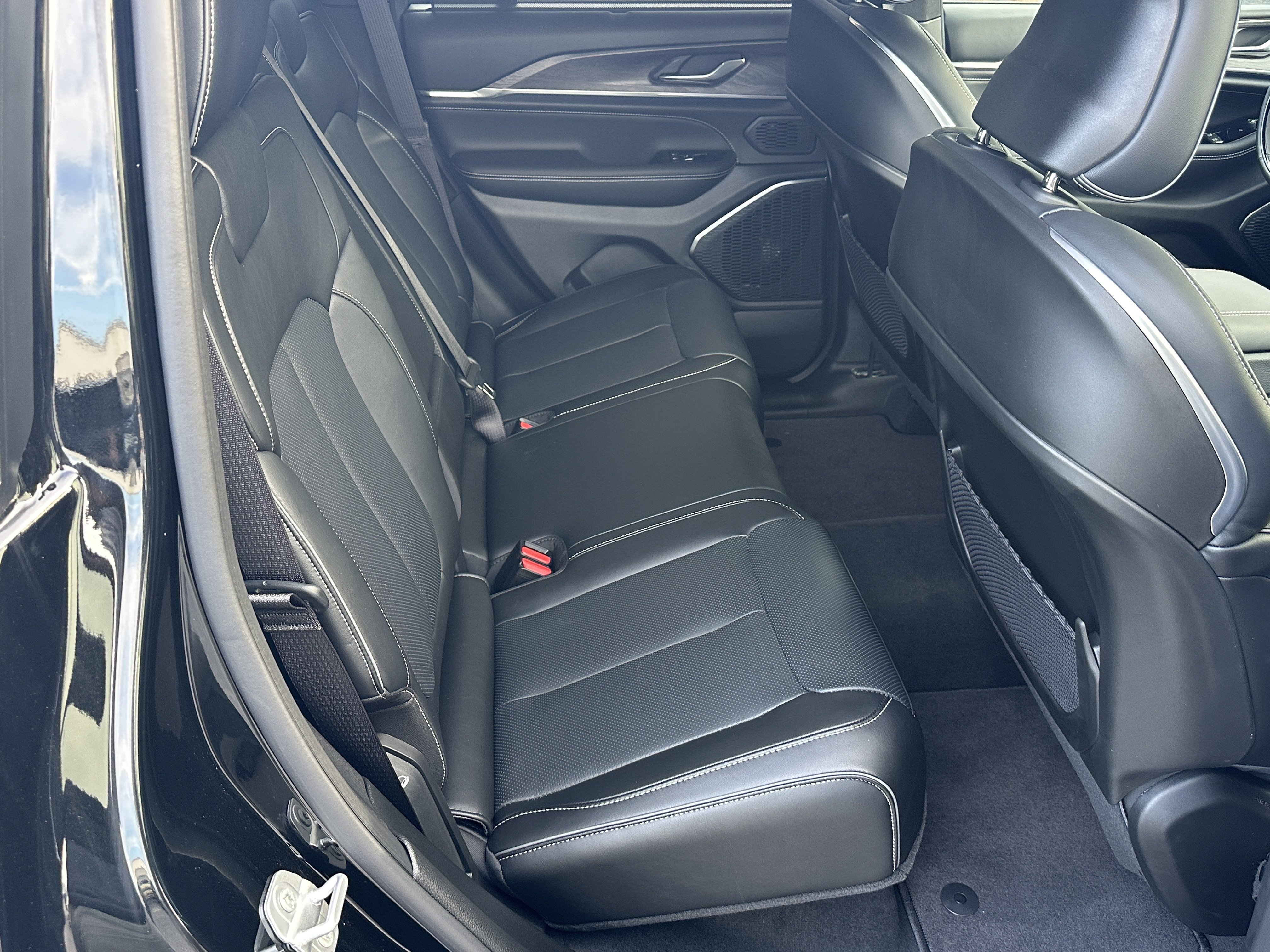 2025 Jeep Grand Cherokee Overland - Photo 16