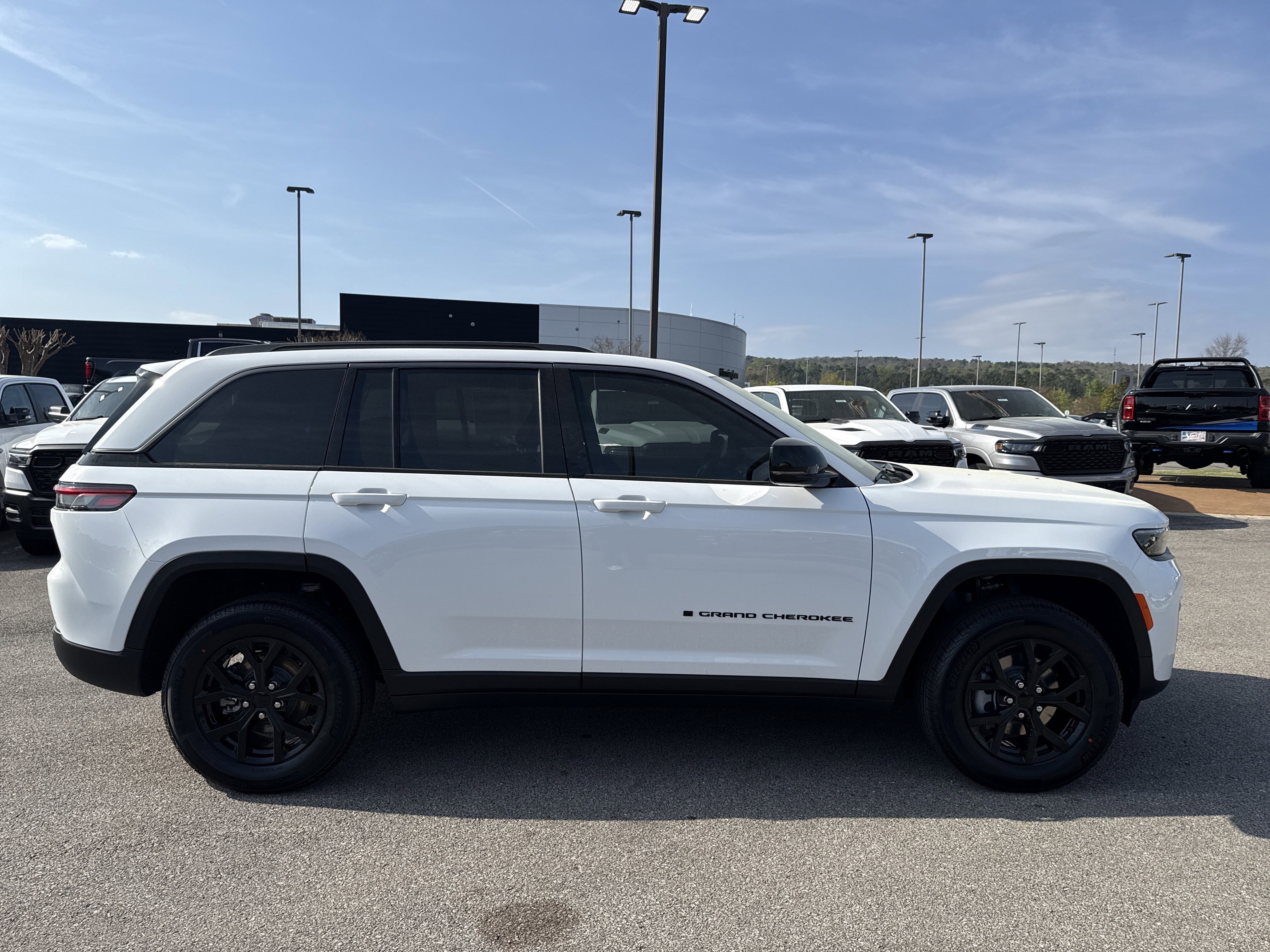 New 2026 Bright White Clear-Coat Exterior Paint Jeep Altitude image 8