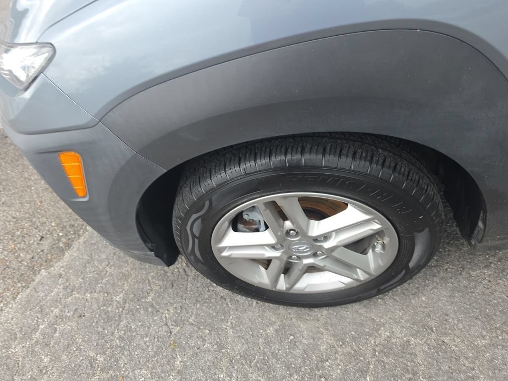 Used 2021 Silver Hyundai SE image 6