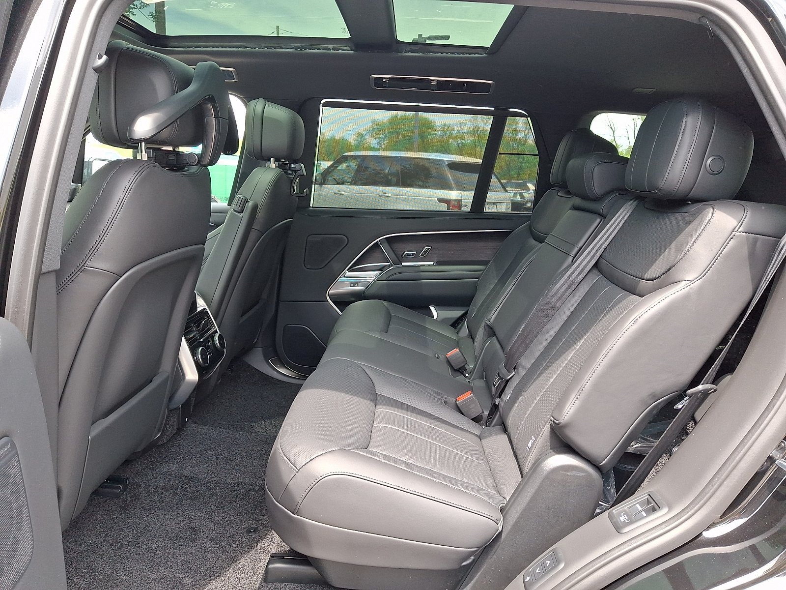 New 2026 Santorini Black Land Rover P400 SE 7 Seat image 5