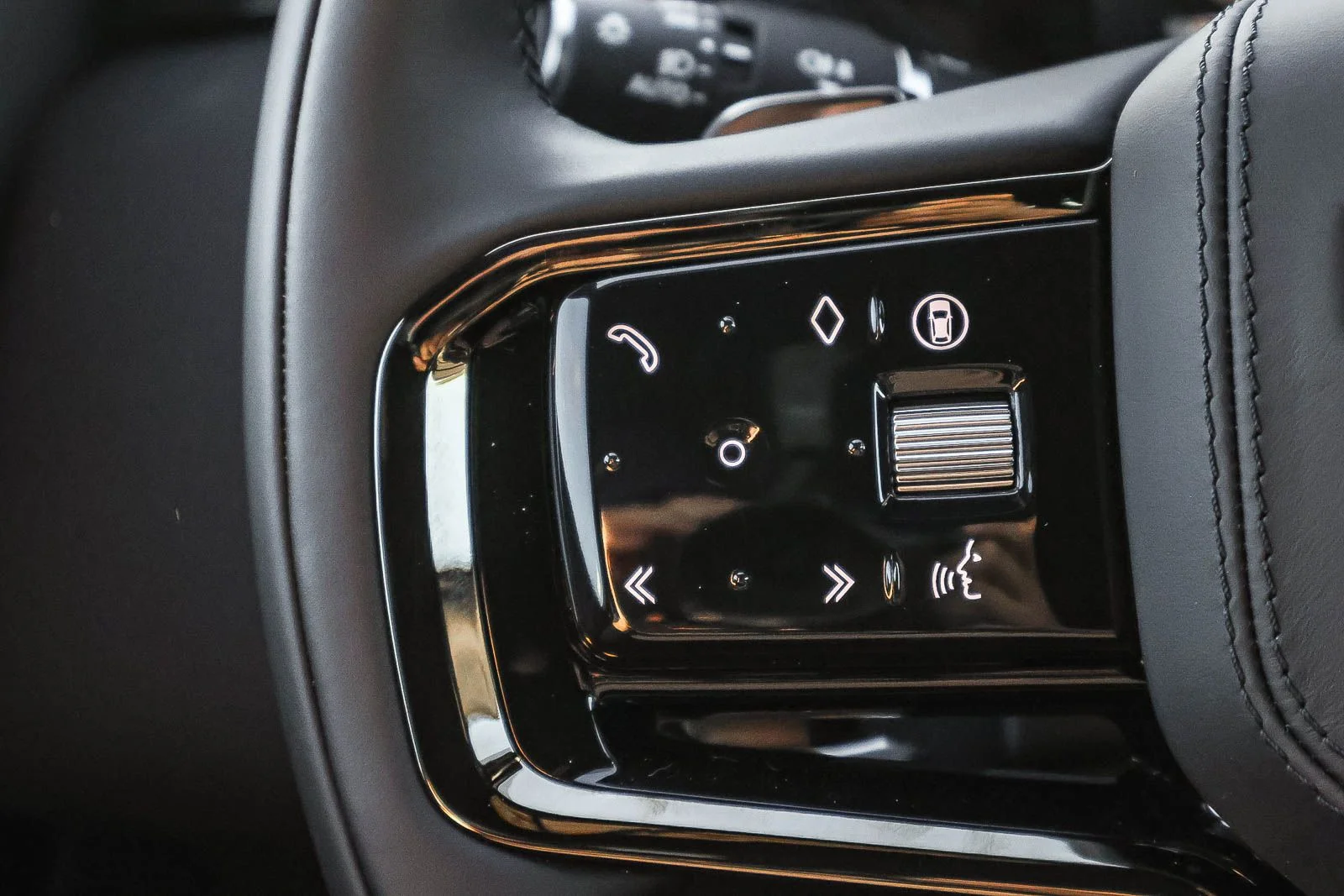 New 2026 Fuji White Land Rover S image 35