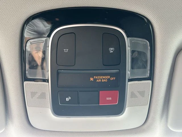 Used 2025 White Hyundai SEL image 30