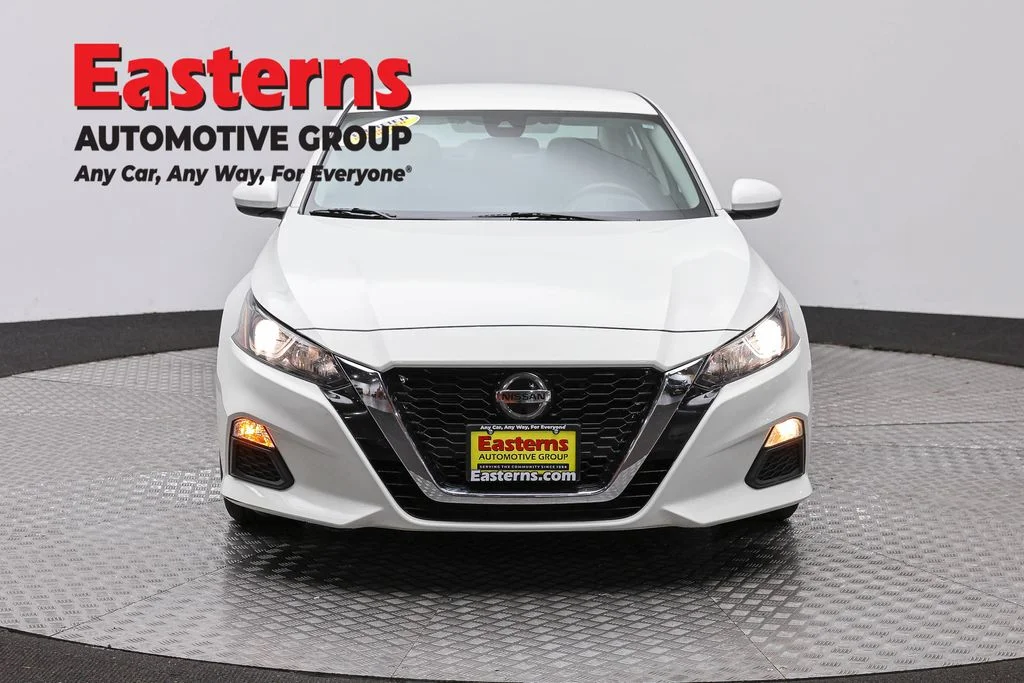 Used 2022 White Nissan 2.5 S image 2